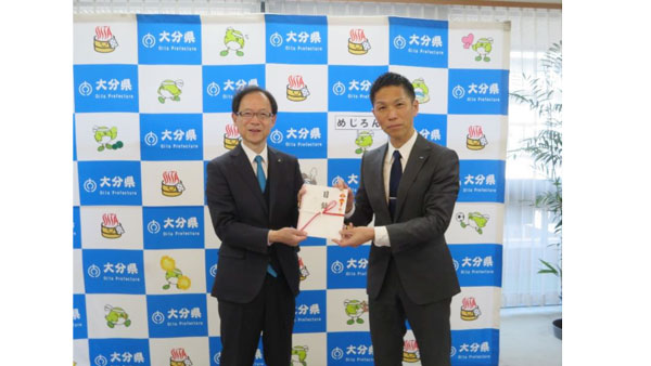 感謝状贈呈式に臨んだ渡辺パイプ　グリーン事業部の鈴木格方事業部長（右）と大分県の佐藤樹一郎知事