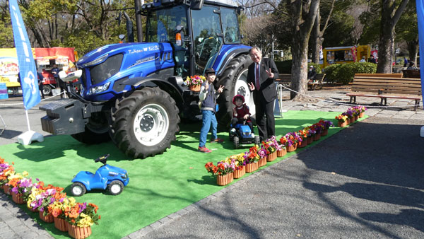 参加者と記念撮影した石本徳秋執行役員営業本部本部長（右）