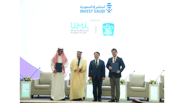 1月11日にサウジアラビアで行われた署名式。左から、Mohamed Al-Rajhi, Vice President of Sourcing and Supply Chain Sector at NADEC、H.E. Khalid Al-Falih, Minister of Investment, Saudi Arabia、赤澤亮正経済産業大臣、ユニバーサル マテリアルズ インキュベーター代表取締役の木場祥介氏