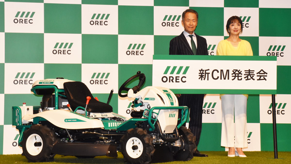 今村健二社長（左）と草刈民代さん