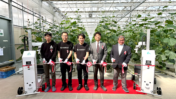 羽生農場行われたでキュウリ収穫ロボットの導入式（4月15日、埼玉県羽生市）