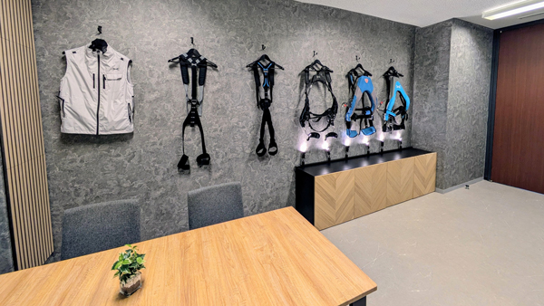 アシストスーツ「マッスルスーツ」の展示