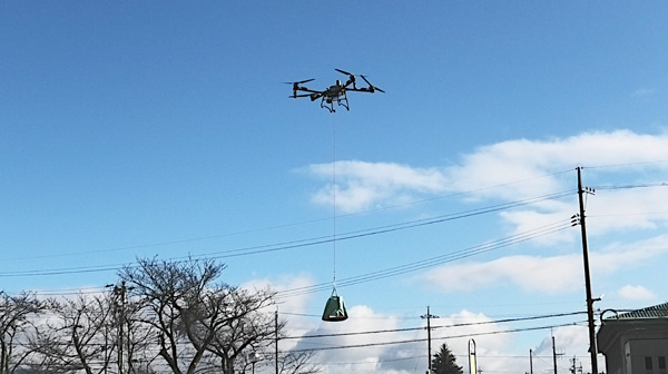 農業用ドローンによる物資搬送のデモンストレーション