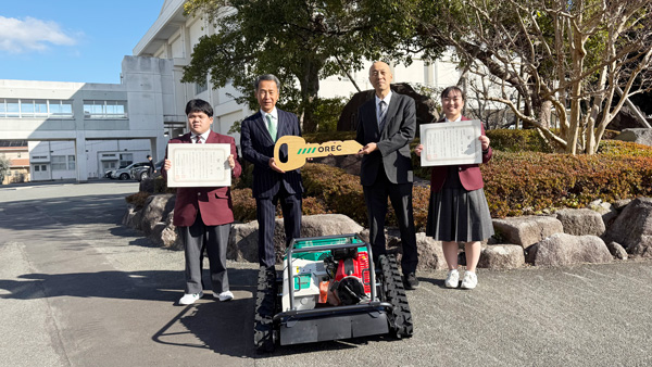 糸島農業高校にラジコン草刈機を贈呈　次世代の農業人材育成を支援　オーレック