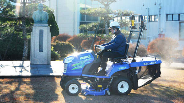 草刈機の実演の様子
