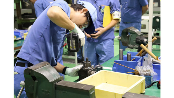 組立技能競技の様子