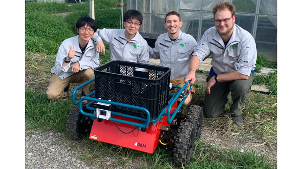 輝翠TECHのメンバーと開発中のロボット