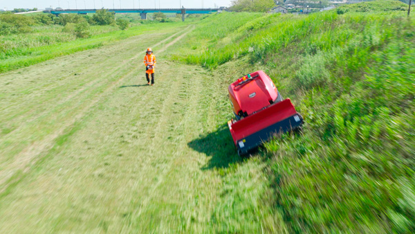 草刈り新発売の「ZHM1550RR-RC」