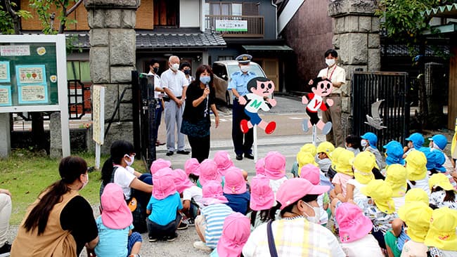 地元幼稚園前への設置の様子