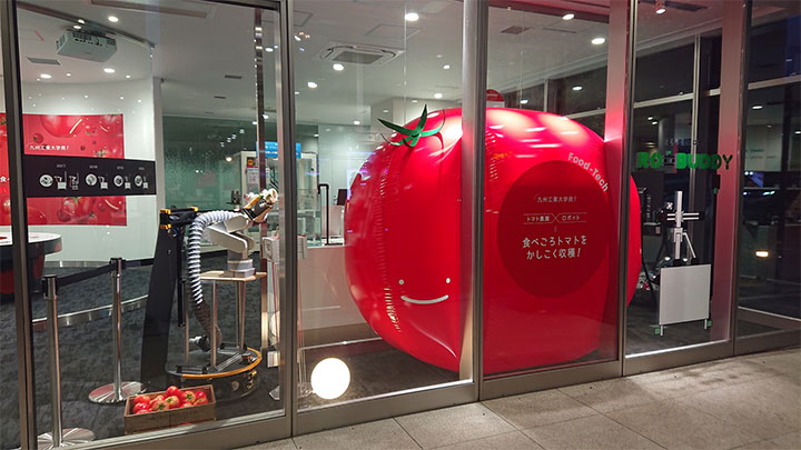 YE DIGITALショールームに展示されたトマト収穫ロボット