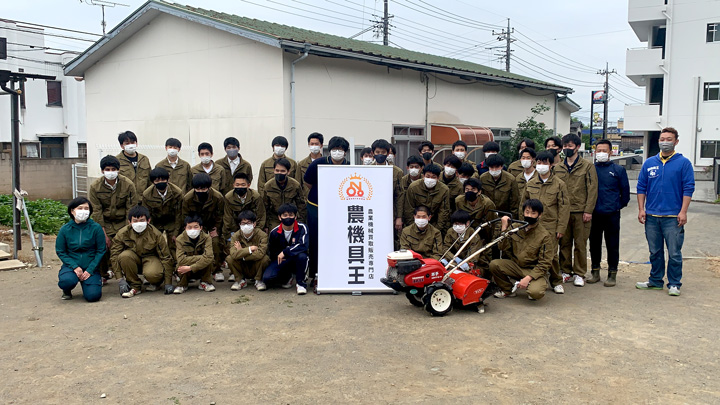 小型耕運機を贈られた桐生第一高校の生徒