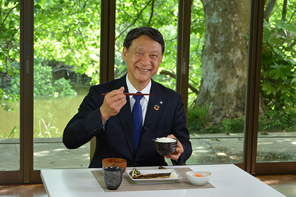 井関農機の業務用炊飯器で炊いたごはんを紹介する冨安社長