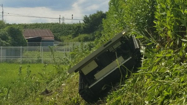 傾斜地に強いパワフルな電動草刈り機