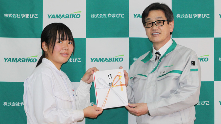 寄贈式では学生に目録を贈呈