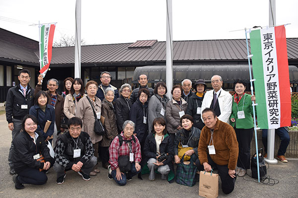 バスツアーに参加した東京イタリア野菜研究会の一行