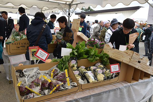 珍しいイタリア野菜を手ごろな価格で買える直売所は大盛況