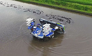 無人作業中の自動運転田植機　写真は農研機構提供