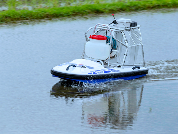 除草剤散布用無人ボート「WATER　STRIDER」2018年モデル