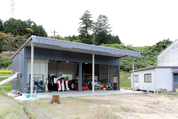 延長された大きな屋根が雨天での作業を楽に（坂井敏昭氏）