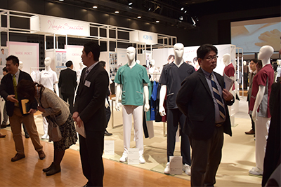 東京の丸ビルで開催された「2018　ユニフォームコレクション」の展示会場のようす