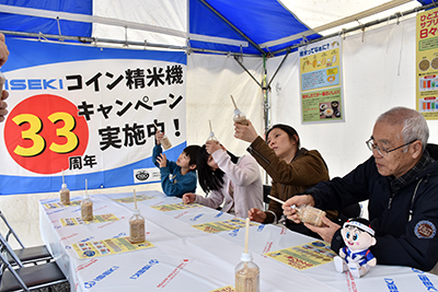 精米体験では横浜市のＡさんがお孫さん一家と楽しんだ