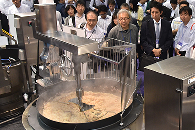 国際食品工業展FOOMA　JAPAN2018 実機のデモンストレーションを見学する来場者（昨年会場から）