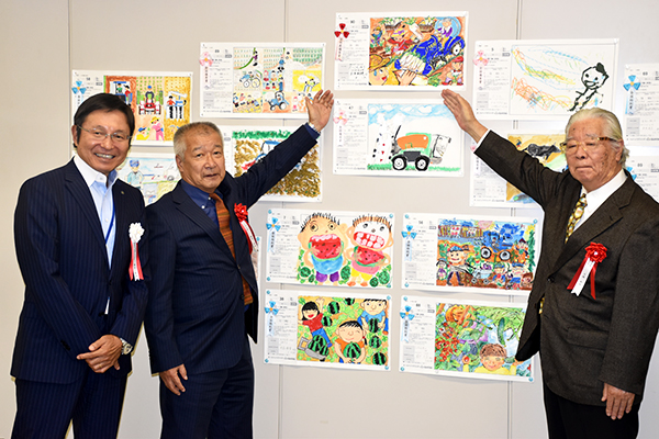 （写真左から）縄田幸夫営業本部長、藤澤英昭千葉大学教育学部名誉教授、古城和明国画院会長