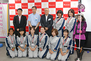 農業女子ＰＪ・丸山のレディースＰＪのメンバーと山口審議官