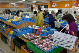 消費者と生産者を結ぶ「博多じょうもんさん市場」の売り場