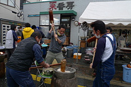 支店行動計画の地域活動のひとつ年末の餅つき