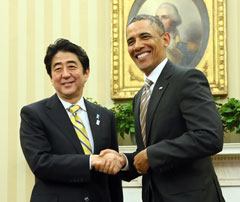日米首脳会談でオバマ大統領と握手する安倍総理（首相官邸ホームページより）