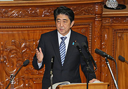 第185回国会で安倍首相が所信表明演説（10月15日）首相官邸HPより