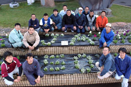 青年部で地域に花を植える活動も