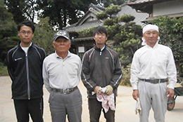 井土正義さん（左から2人目）。右端は息子の博之さん、孫の稔貴さんと裕貴さん。訪れた日は家族で乾燥作業をしていた。