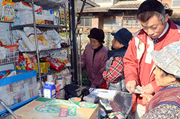 山間地域で喜ばれているコンビニと提携の移動販売車