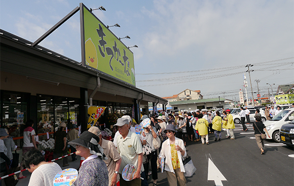 滋賀県内最大級の直売所として7月にオープンしたJAグリーン近江直売所「きてかーな」