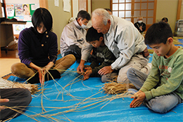 子どもたちに縄ないを教える農家組合