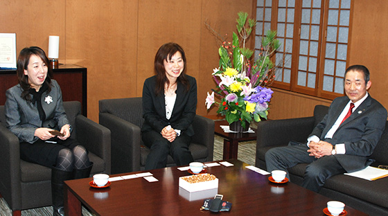 右から中家副会長、山田さん、梅本さん