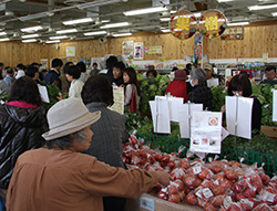 （写真）セレサモス（農産物直売所）店内