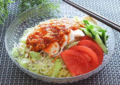 アレンジレシピの「よだれ鶏風ピリ辛サラダ麺」