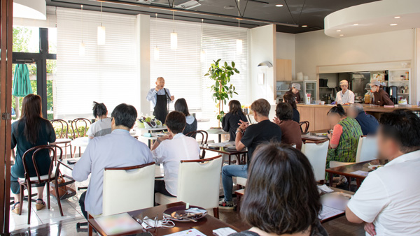 物価高だからこそ目利きに「いちご」テーマにフルーツ教室開催　青木フルーツ