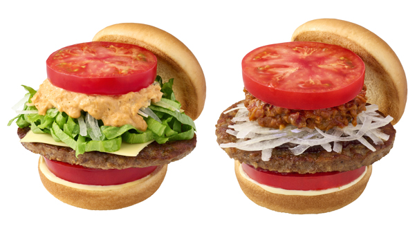 左から、「新とびきり 大盛りトマト モス野菜チーズバーガー」（880円）と「新とびきり 大盛りトマト チリバーガー」（880円）