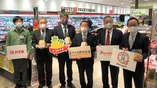 フードスクエアカスミオリナス錦糸町店で「台湾パイン」をPRした関係者。右から3人目が陳副委員長