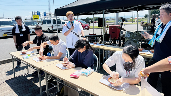 やまといもの早すりに挑戦する「とろろトライアル」の参加者