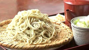 麺が鮮やかな緑色の信州ひすいそば（長野県農政部提供）