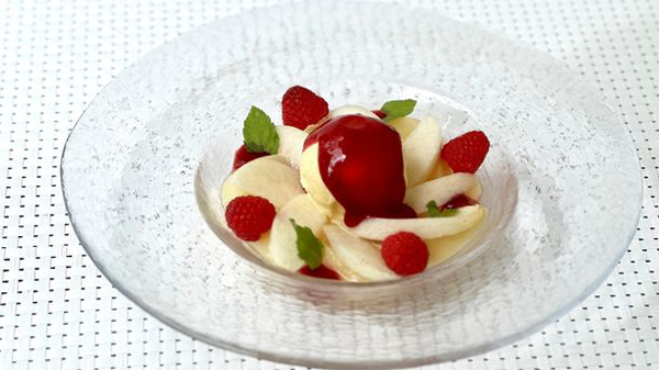 ミクニ マルノウチで提供の「福島県産の桃を使ったピーチメルバ　ハーブのゼリーとラズベリーソース」
