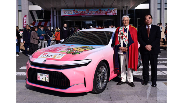 お披露目セレモニーに出席した栃木県の福田富一知事（左）と栃木トヨタの新井孝則社長