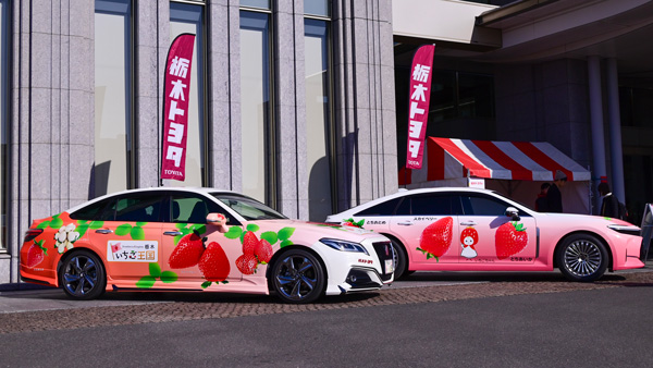 新旧いちごクラウンが並ぶ姿は、まさにとちぎのいちごの変遷そのもの