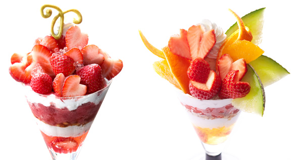 左から、新宿本店の「苺のパフェ」（2200円・税込）と、新宿髙島屋店・池袋東武店・京急上大岡店・JR名古屋髙島屋店・横浜髙島屋店・川越丸広店・アトレ吉祥寺店で提供の「季節の果実タカノセレクションパフェ～マスクメロン・苺・デコポン」（2420円・税込）
