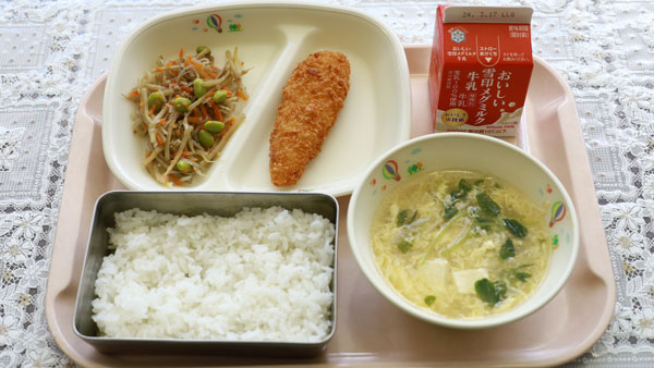 豆苗入りスープを食べる大郷小学校の児童